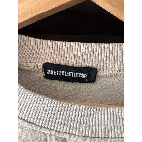 🐿️ Pretty Little Thing Tan Pullover Babe Sweatshirt Size Small - Picture 7 of 8